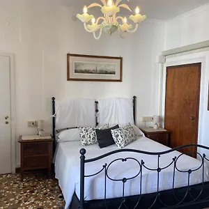 Bed & Breakfast Al Teatro With Canal View, Venice